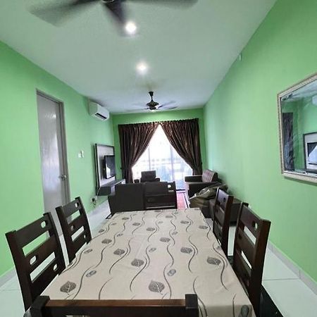 Faiz Homestay Kuching Bagian luar foto